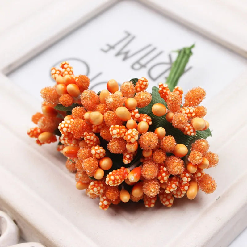 décoration intérieure bouquets artificiels fleurs boutons modernes variées feuilles vertes