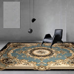 Deux fauteuils noirs modernes posés sur un tapis persan coloré dans un intérieur minimaliste aux murs gris.