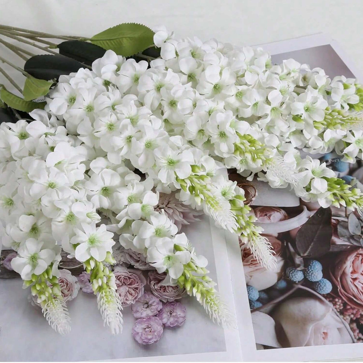 décoration intérieure bouquet artificiel moderne élégant vase livres bougies anniversaire mariage baby shower