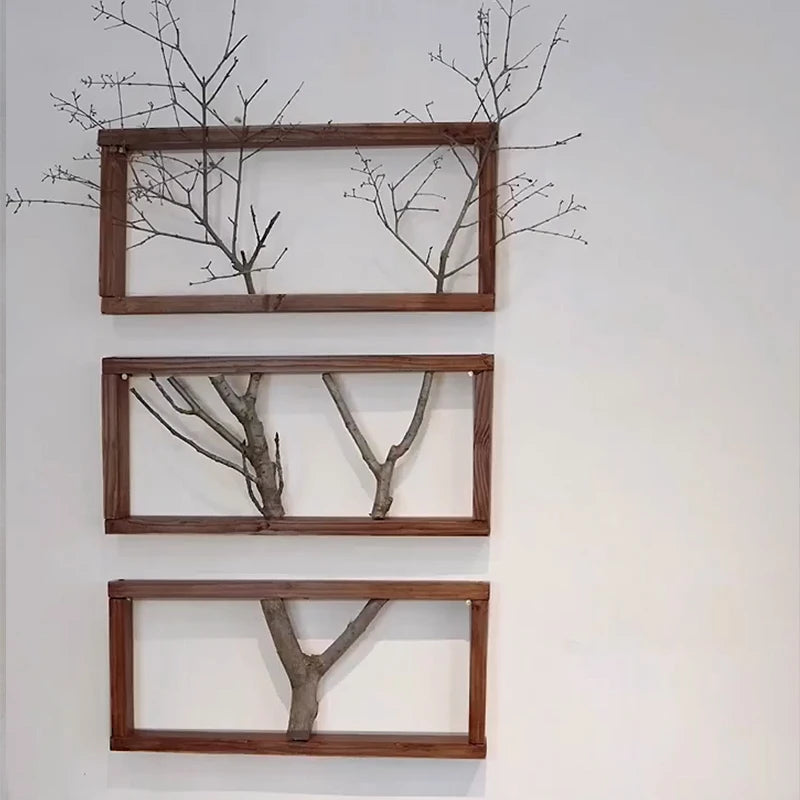 Vue de côté montrant la profondeur et le design tridimensionnel de la sculpture en bois