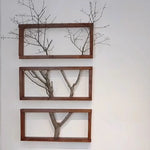 Vue de côté montrant la profondeur et le design tridimensionnel de la sculpture en bois