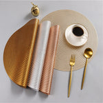 Set de table rond beige sur table à manger moderne