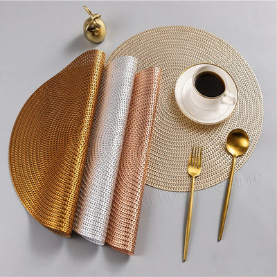 Set de table rond beige sur table à manger moderne