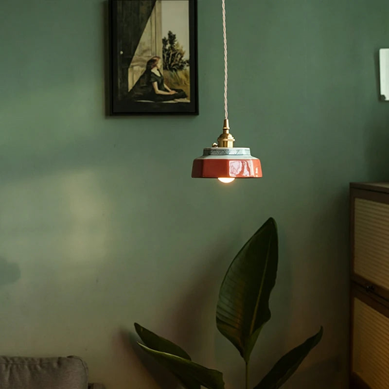 lumière suspendue vintage céramique rouge bleu blanc motifs géométriques éclairage salon chambre restaurant