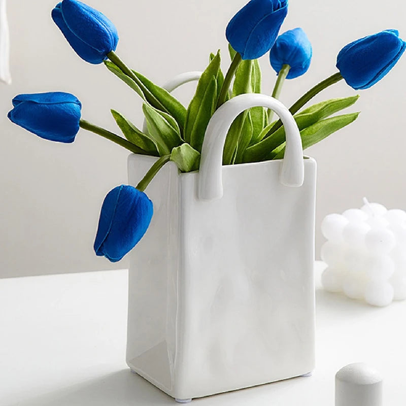 vase moderne céramique forme sac main blanc fleurs séchées tulipes crayons bougie décoration table