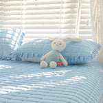 protège matelas bleu clair quilté moderne oreiller tasse jouet lapin