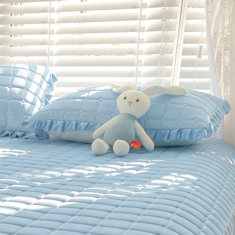 protège matelas bleu clair quilté moderne oreiller tasse jouet lapin
