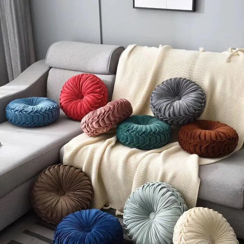 Coussin rond velours forme citrouille bleu lac dans un salon moderne