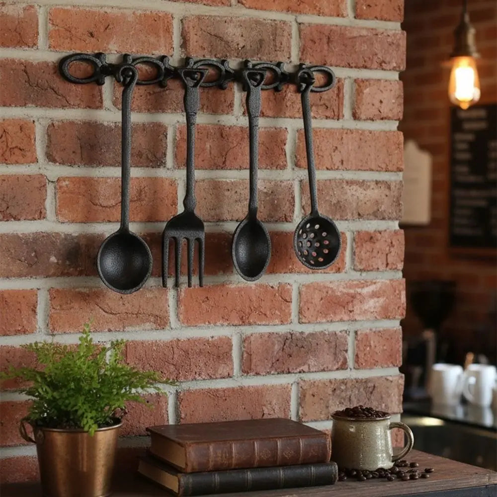 décoration murale vintage cuillères fourchette métal perforé rustique crochets cuisine noir