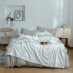 Une chambre lumineuse et chaleureuse, avec un lit douillet et des accessoires décoratifs qui ajoutent une touche de style.