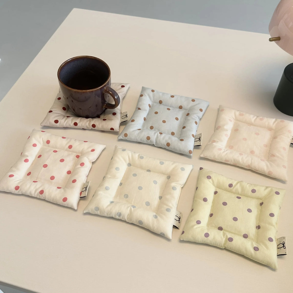 coussins protection tasses blanc gris clair beige rose pâle points classique opaques sans fixation