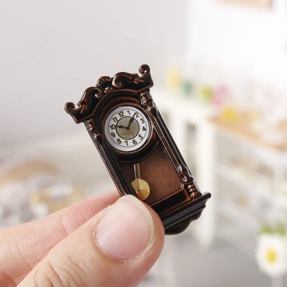 horloge murale miniature classique vintage ornements sculptés cadran blanc marron foncé aiguilles pendule dorée