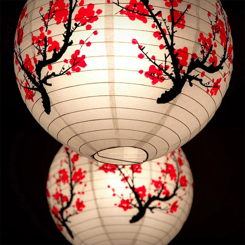lanternes japonaises rondes traditionnelles motifs floraux semi transparentes suspension anneaux métalliques blanc rouge noirbranches