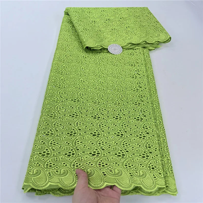 tissu dentelle coton blanc motifs floraux broderie strass robe couture luxe