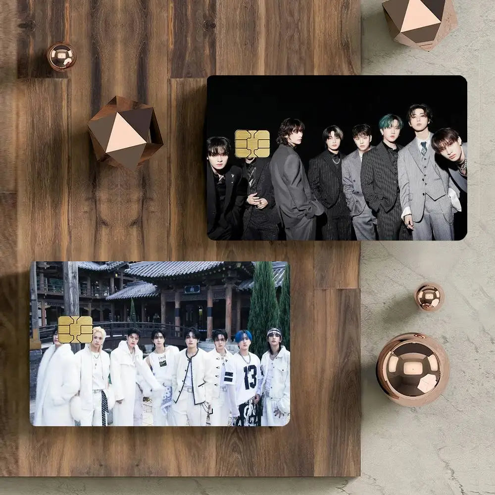 étui carte bancaire kpop strays moderne noir gris blanc personnes costumes formels minimaliste