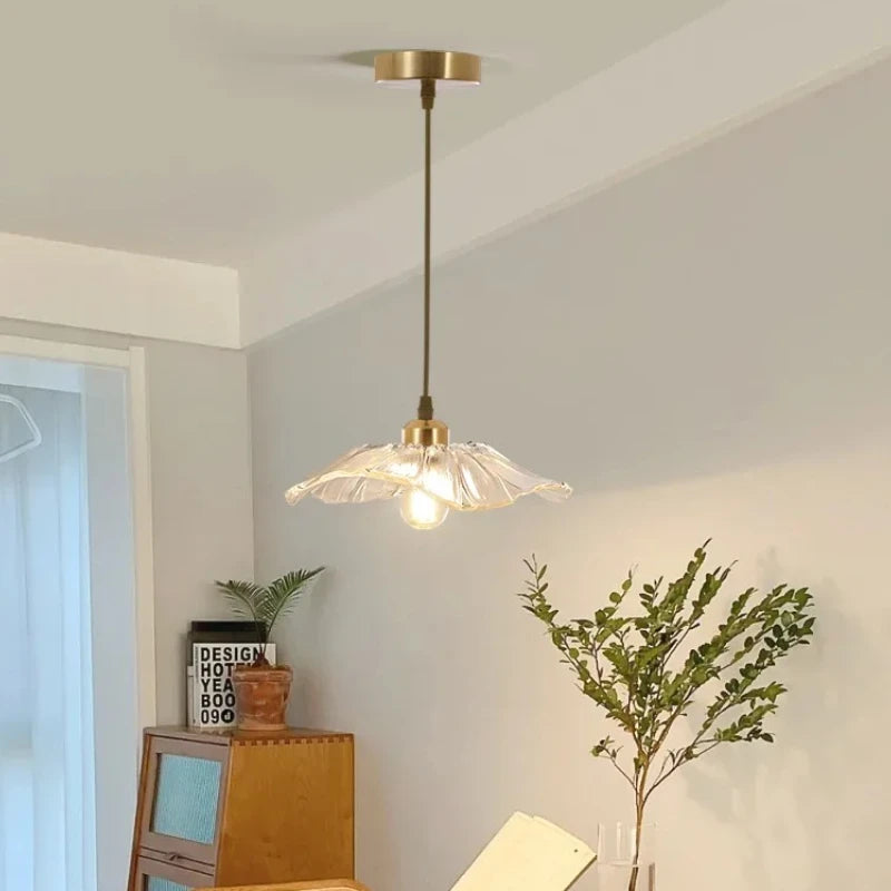 lampe suspendue or transparente motif floral texture ondulée moderne élégante tringle câble