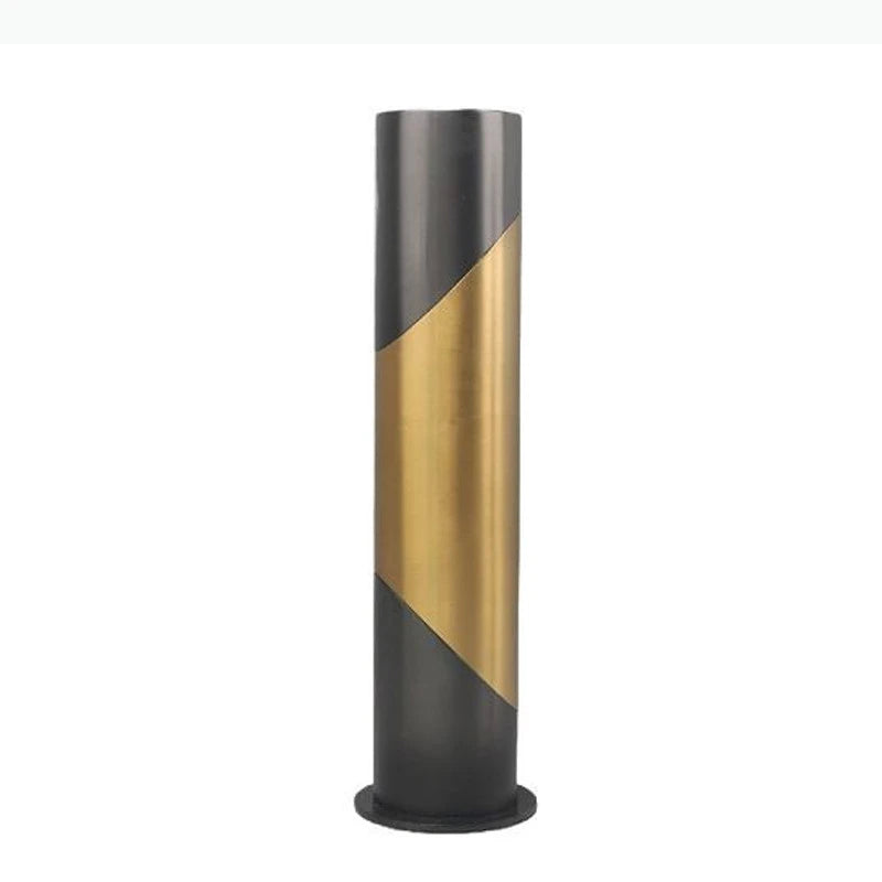 vase decoratif moderne noir doré geometrique arrangement fleurs table minimalistebranches feuilles rougeOpaque matelasse