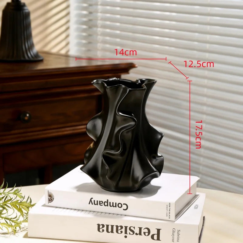 vase porcelaine blanc noir moderne sculptural abstrait plis irréguliers strié fleurs