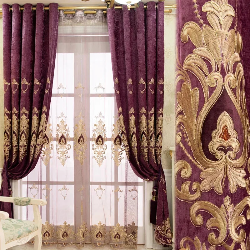 Détail de la broderie florale sur rideau velours bordeaux