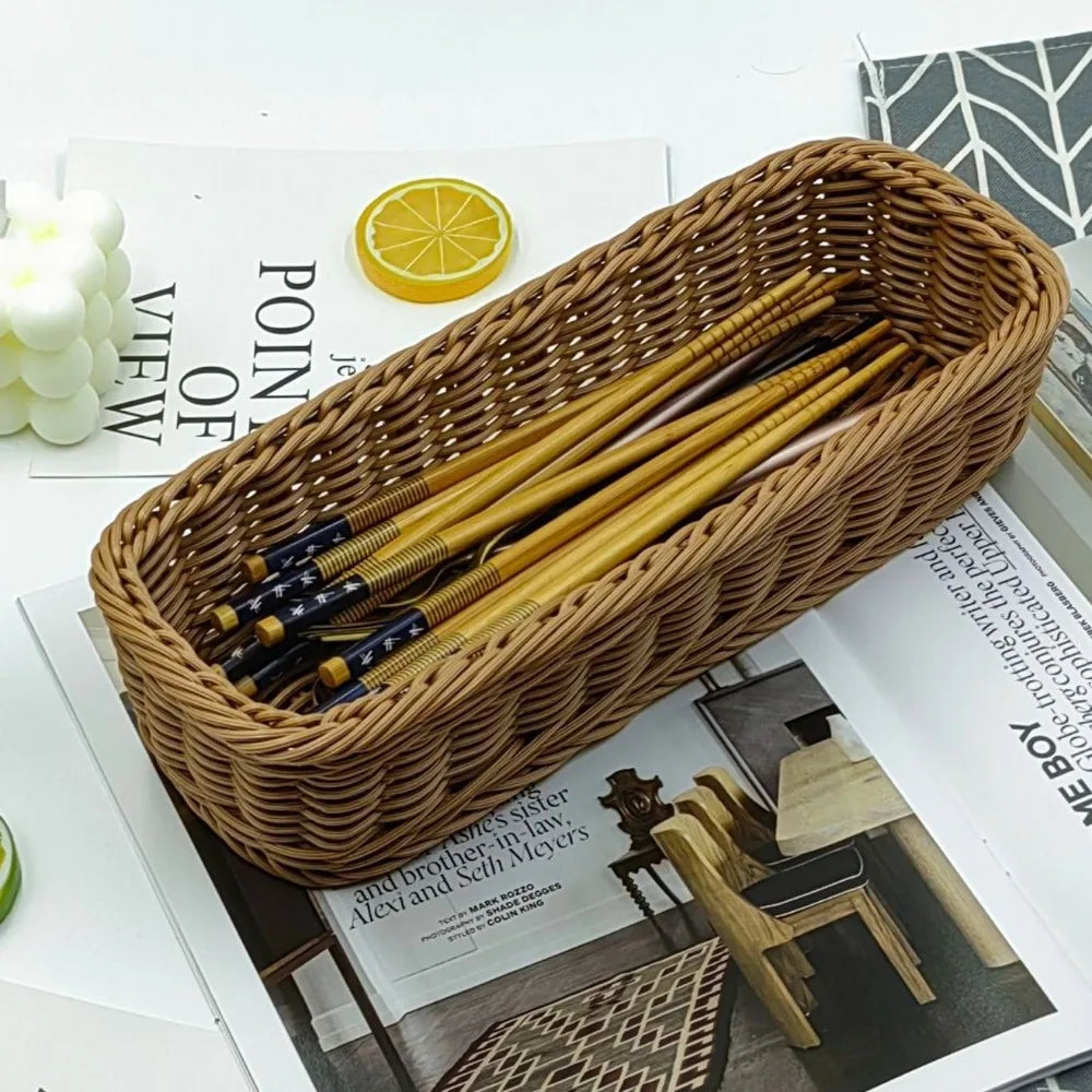 panier rectangulaire tressé marron clair rangement fourchettes cuillères baguettes ménager durable faux rotin