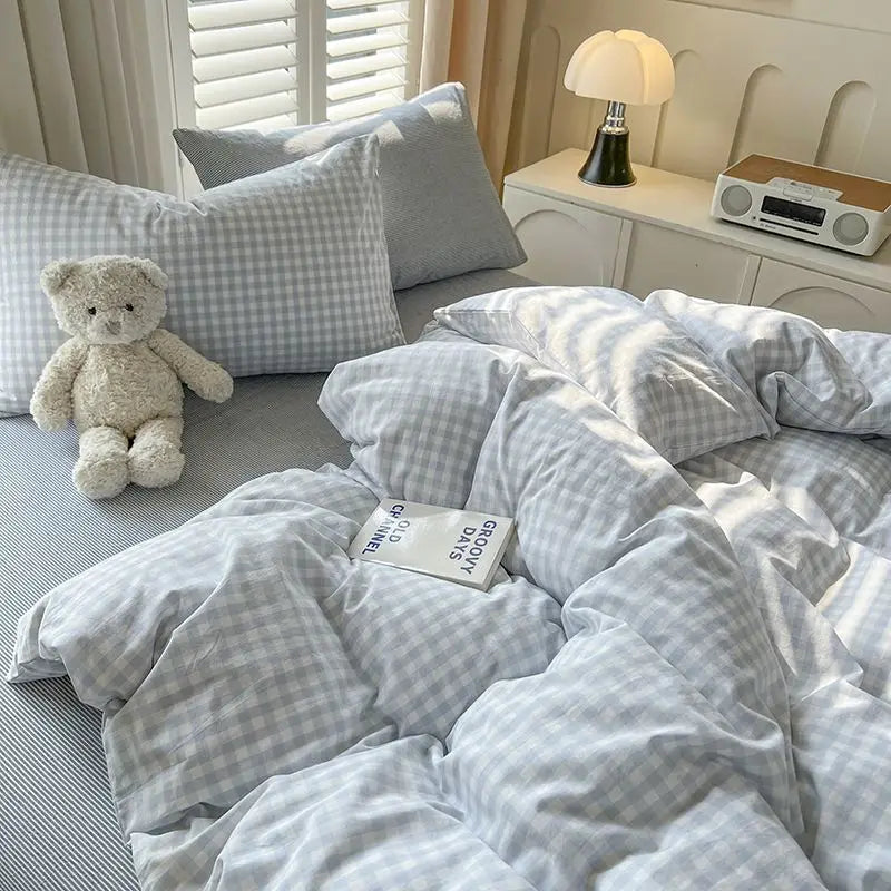 Chambre avec housse de couette kaki et coussins assortis