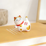 statuette chat céramique artisanale fleurs pois rubans couleurs vives décoration intérieure traditionnelle japonaise anniversaire
