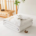 couvre lit moderne gris clair broderie dorée coton doux matelassé chambre grande taille