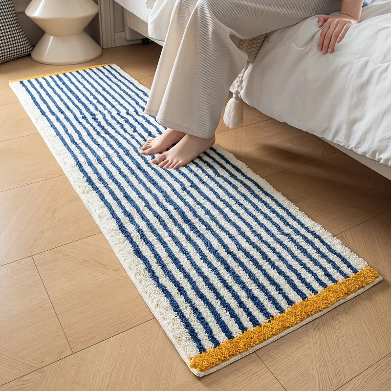 tapis salle bain doux motif rayures bleu marine blanc jaune moderne intérieur maison