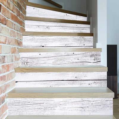 Autocollant d'escalier effet bois blanc sur marche d'escalier moderne