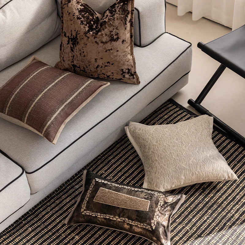 housse coussin carré géométrique beige marron texture veloutée contemporaine décoration maison