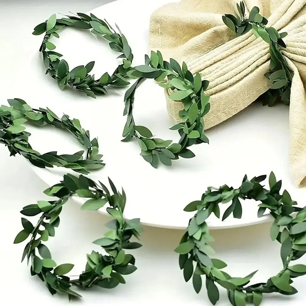décoration table verte feuilles naturelles accessoires événementnels couronnes minimalistes faux végétaux opaques serviettes restaurant
