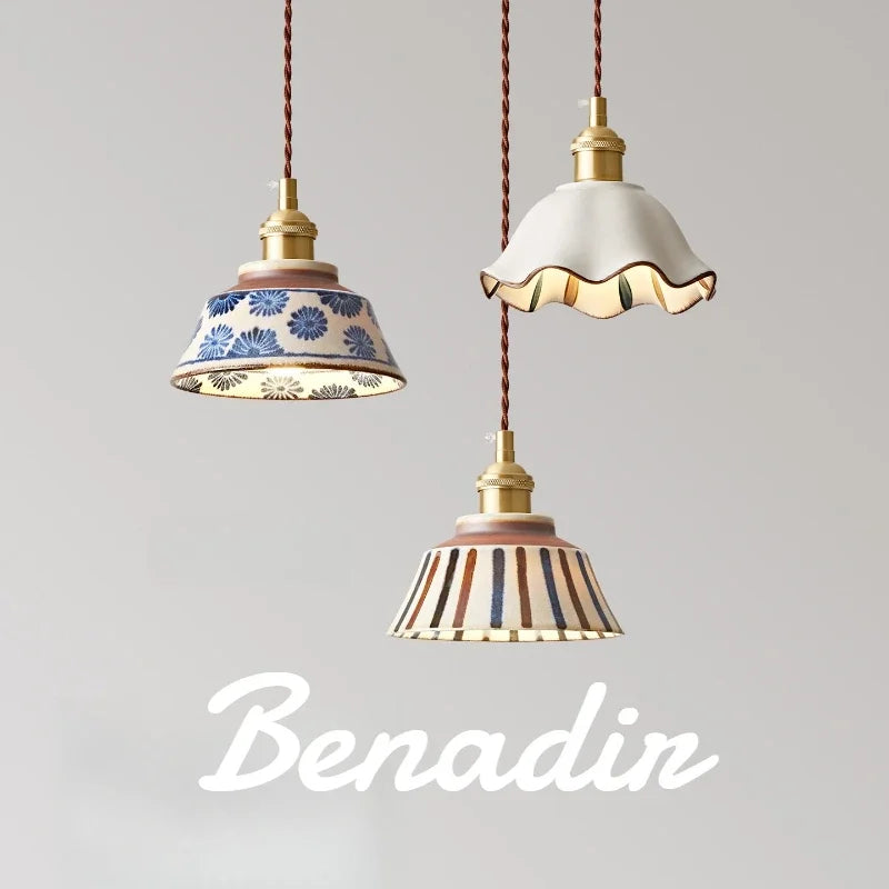 lampe suspendue vintage céramique fleurs bleues blanc rayures multicolores cordon doré