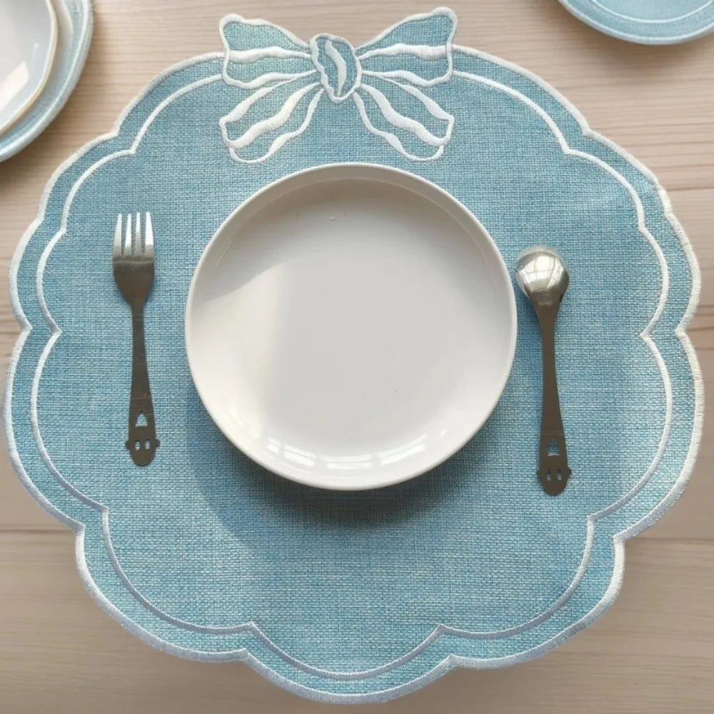serviette table bleu clair vert rouge classique brodée toile lin bordure ondulée respectueux environnement