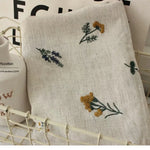 nappe coton brodée fleurs verte jaune violette rustique serviettes assorties tissage uni opaque salon