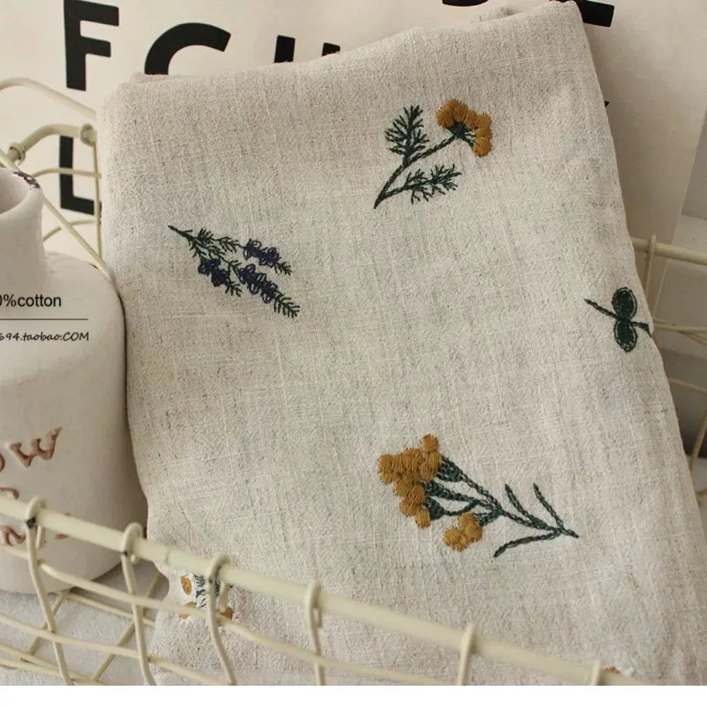 nappe coton brodée fleurs verte jaune violette rustique serviettes assorties tissage uni opaque salon