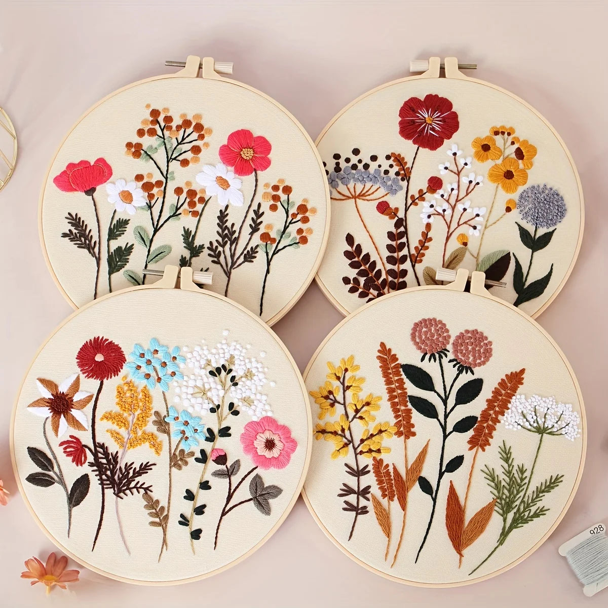 kit broderie fleurs sauvages tissu imprimé bohème aiguilles fils ciseaux instructions artisanal floral rustique