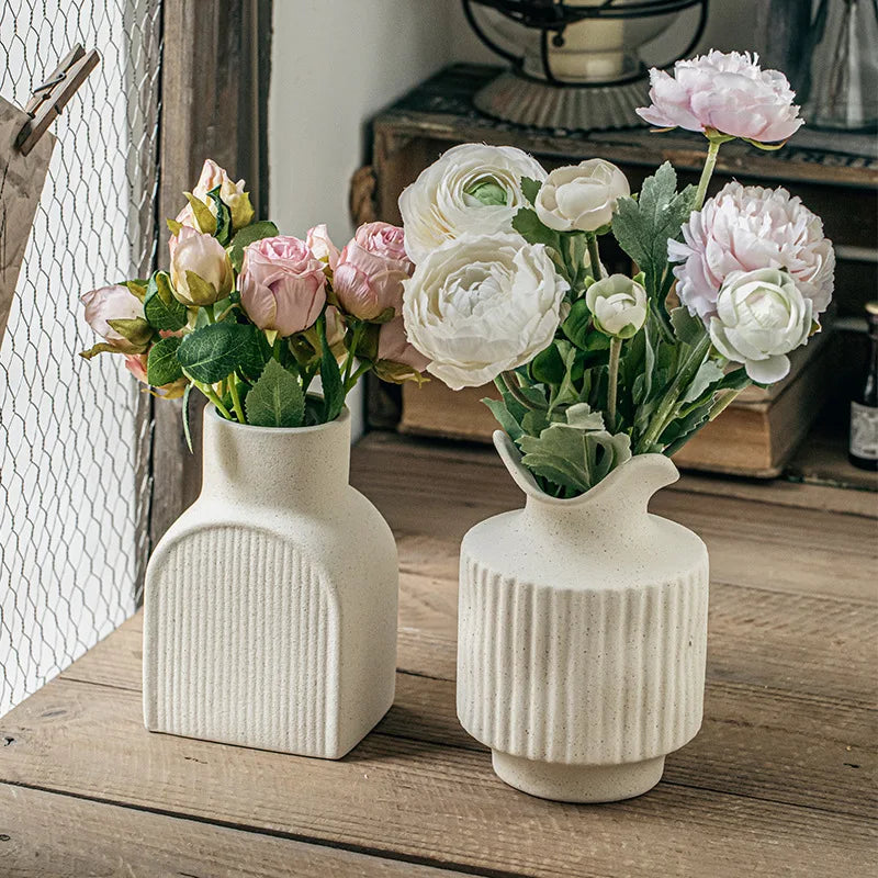 vases céramique relief blanc cassé lignes verticales fleurs artificielles eucalyptus branches fleurs jaunes arrangement