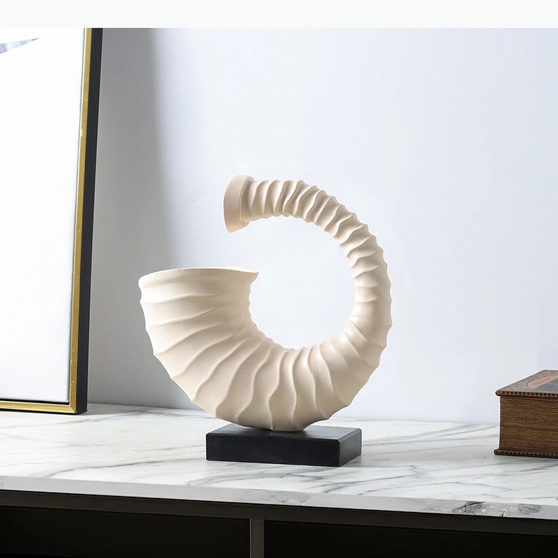 sculpture moderne coquillage beige ondulé base noire minimaliste decoration intérieure