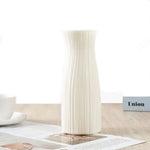 vases modernes plastique blanc vert clair rose pâle rayures verticales intérieur extérieur