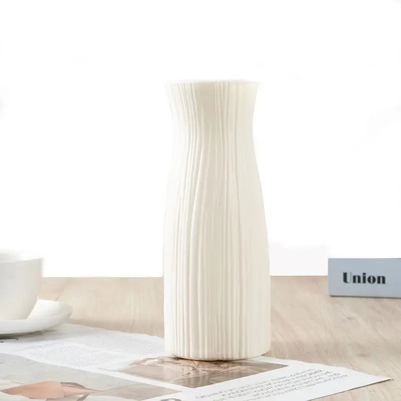 vases modernes plastique blanc vert clair rose pâle rayures verticales intérieur extérieur