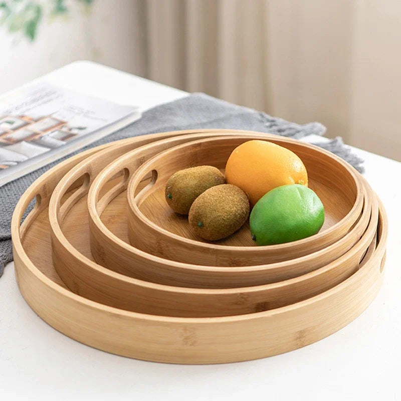 Plateau de rangement rectangulaire en bambou naturel sur une table de petit-déjeuner