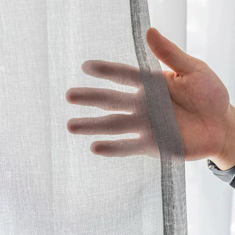 Voilage léger et translucide, idéal pour adoucir la lumière naturelle tout en préservant l'intimité. Parfait pour embellir les fenêtres du salon ou de la chambre avec élégance et sobriété. Facile à installer et entretenir, ce rideau est un choix esthétique pour sublimer votre intérieur.