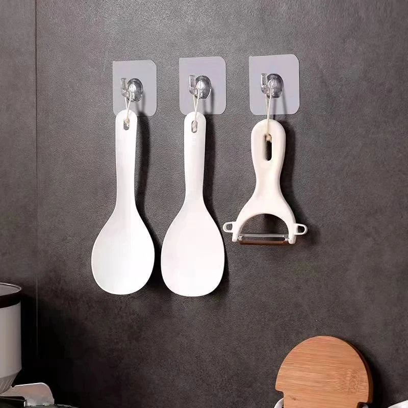 Crochet adhésif transparent fixé au mur avec des clés suspendues