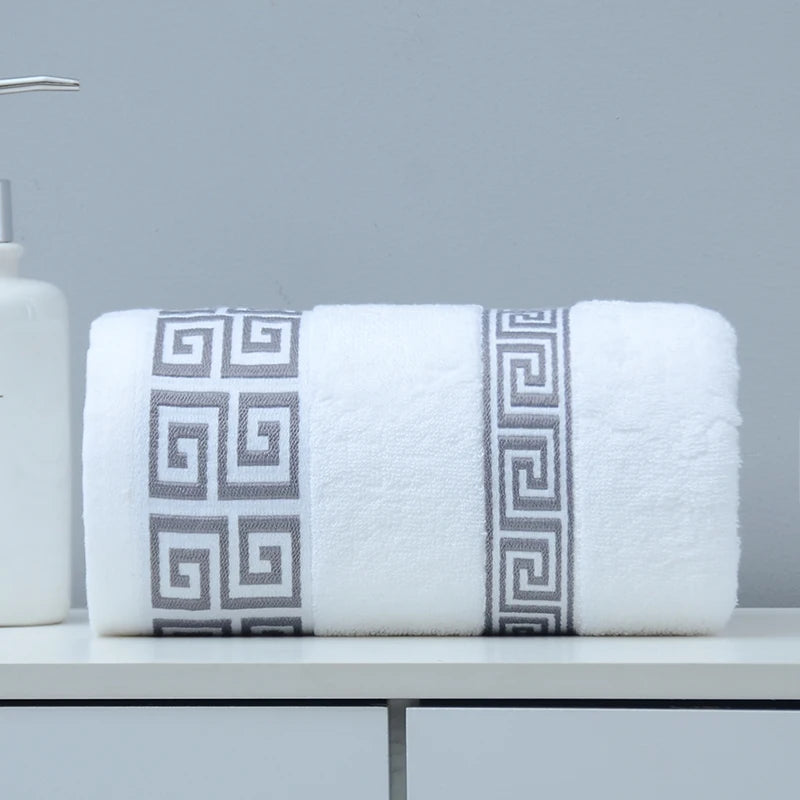 serviettes bain coton brodées géométriques bleu marine marron blanc absorbantes machine