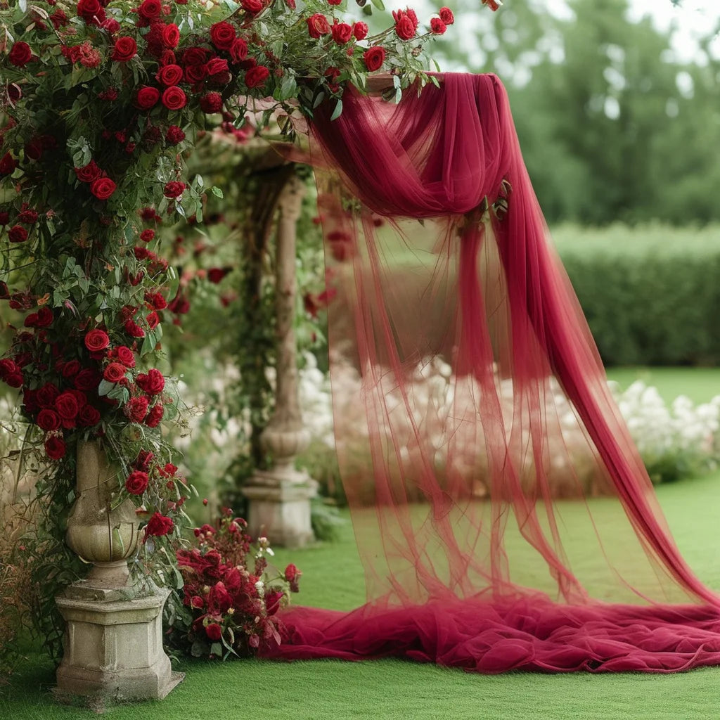 arche decorative mariage tulle bordeaux roses fleurs tissu voile romantique luxueux theatrale