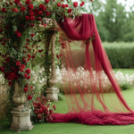 arche decorative mariage tulle bordeaux roses fleurs tissu voile romantique luxueux theatrale