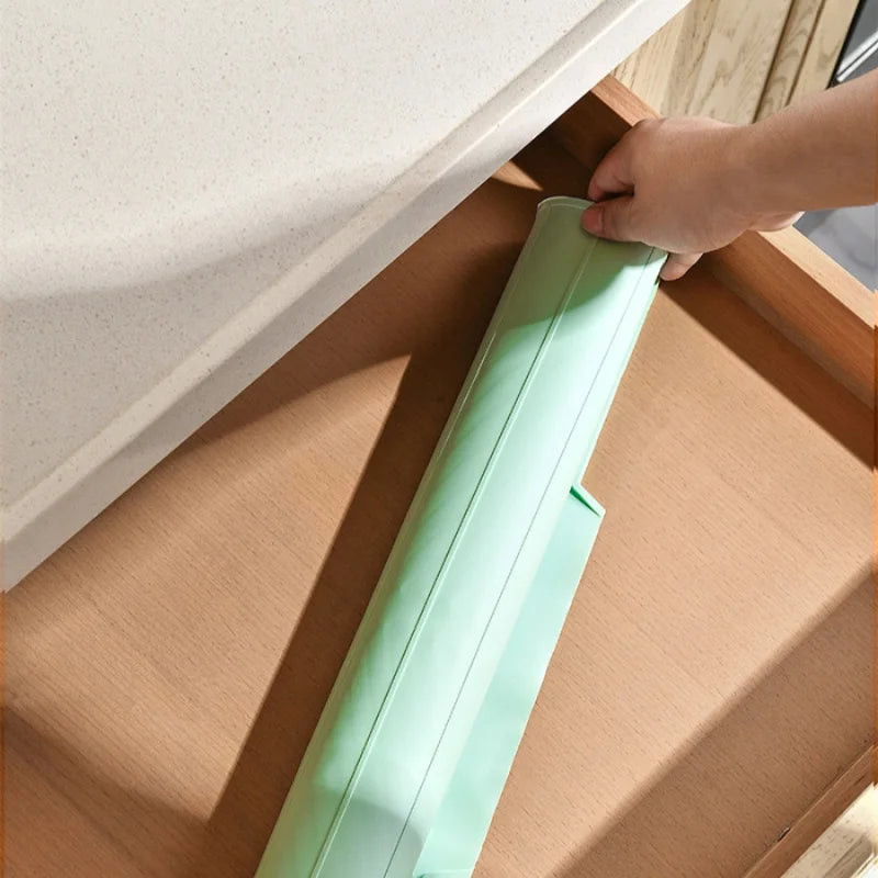 tapis cuisine rayures diagonales gris vert clair moderne adhésif vaisselle nettoyage brosse gant cuillère