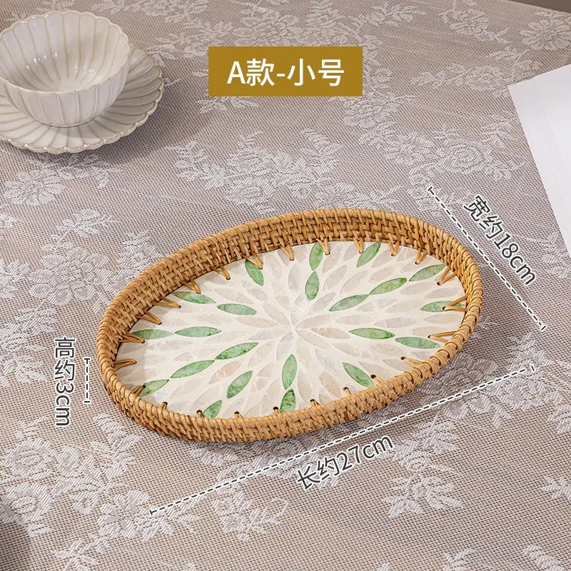 assiettes rotin motif floral moderne rustique fruits gâteau pain fourchette verre blanc intérieur