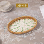 assiettes rotin motif floral moderne rustique fruits gâteau pain fourchette verre blanc intérieur