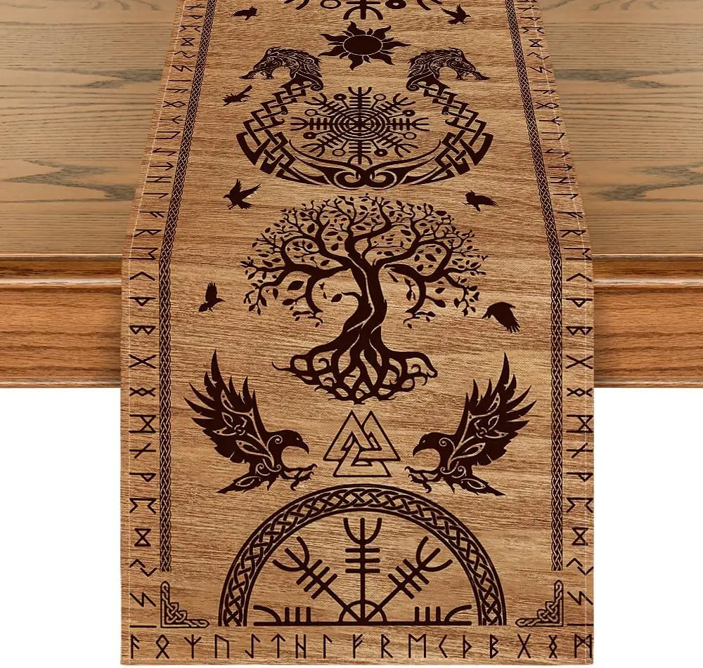 Cette image décorative présente des motifs et symboles traditionnels scandinaves, notamment un arbre de vie, des oiseaux et des runes, sur un fond en bois clair.